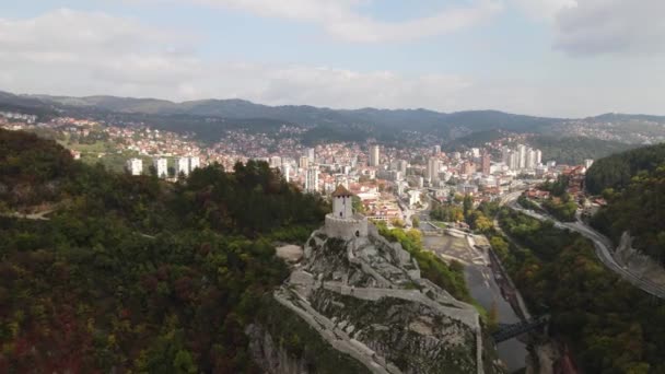 セルビアのウザイス要塞と都市景観 サニーバレーの中世のランドマークと都市の空中ビュー ドローンショット4K — ストック動画