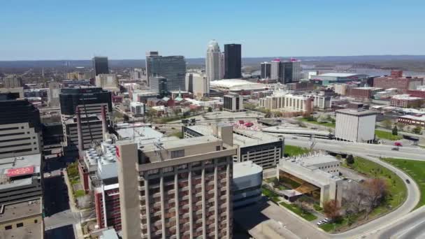 Louisville Kentucky Usa Drohnen Luftaufnahme Von Innenstadtgebäuden Und Verkehr Heißen — Stockvideo