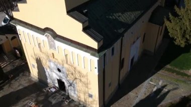 Uzice, Sırbistan, Hava Görünümü, Ortodoks Kilisesi, Saat Kulesi ve Şehir Merkezi Binaları Sunny Day, Eğik İHA Atışı