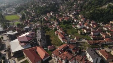 Foca City, Bosna-Hersek. Güneşli günde şehrin insansız hava görüntüsü