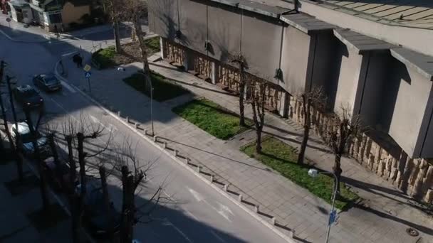 Uzice Serbien Luftaufnahme Der Sonnenuhr Auf Der Fassade Des Nationaltheatergebäudes — Stockvideo