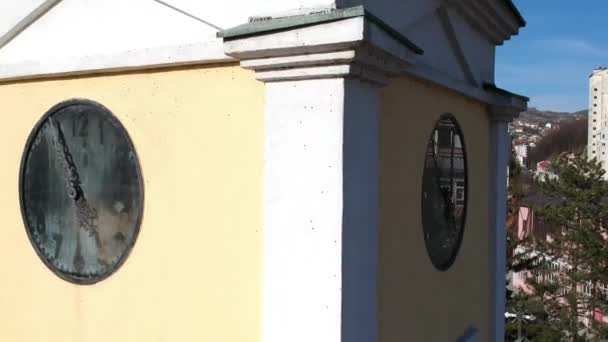 Ужице Сербия Беспилотник Закроет Вид Часовую Башню Церкви Святого Георгия — стоковое видео