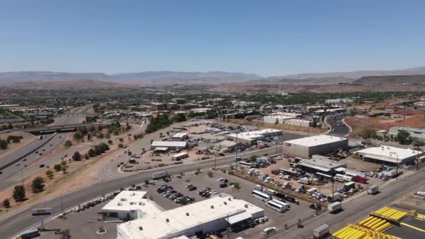 美国犹他州圣乔治日落日 从机场飞往锡安国家公园4K的机场 俯瞰高速公路和高速公路交通 — 图库视频影像