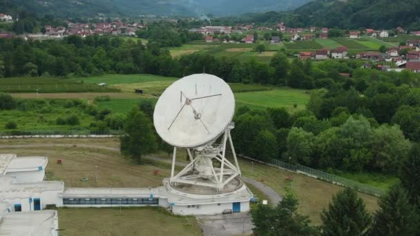 大卫星在地面通信站和绿色郊区景观中心的空中景观 无人机拍摄 — 图库视频影像