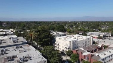 Sherman Oaks 'un Hava Görüntüsü, San Fernando Vadisi, Los Angeles, Kaliforniya Güneşli Gün, Konut Mahallesi, İHA 4K