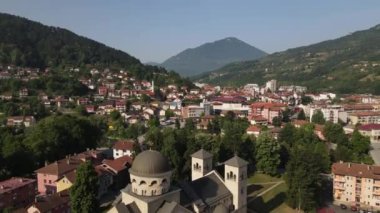 Foca, Bosna-Hersek. Şehirler ve Ortodoks Kilisesi 'nin Drone Hava Görüntüsü Aziz Sava, Güneşli Yaz Günü 4k