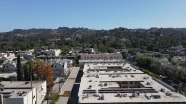 Sherman Oaks 'un Hava Görüntüsü, Los Angeles' ın San Fernando Vadisi Mahallesi, Dolly Drone 4K