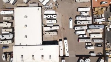 Karavan parkı, tepeden aşağı hava manzaralı. Mobil Evler, Güneşli Gün, Yüksek Açı İHA 4K
