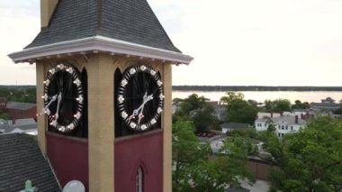 New Bern Belediye Binası Clocktower, Kuzey Carolina ABD. Arkaplanda Landmark ve Neusse Nehri 'nin İHA Hava Görüntüsü, 4k