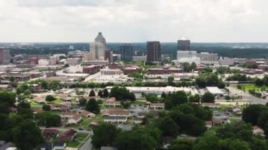 Greensboro City Skyline, Kuzey Carolina, ABD. Dolly Zoom Efektiyle Hava Görüntüsü. Şehir Merkezi Binaları ve Mahallesi, 60 fps İHA