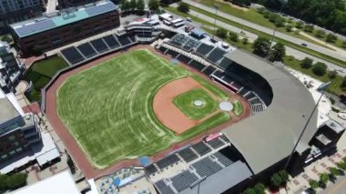 Durham Bulls Beyzbol Stadyumu, Kuzey Carolina. Kuşgözü Hava Görüntüsü Sunny Day 4k