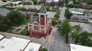 New Bern Belediye Binası, Kuzey Carolina ABD. Saat Kulesi ve Mahallesi ile Landmark 'ın Hava Görüntüsü, 60fps Drone Shot 4k