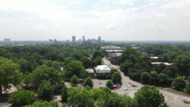 Raleigh City Skyline 'ın havadan görüntüsü, Kuzey Carolina Eyalet Üniversitesi' nin evi. İHA Çekimi