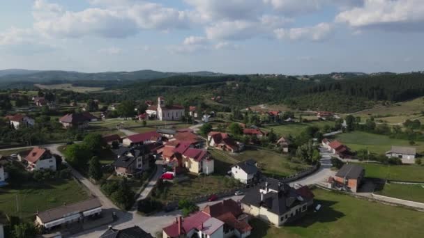 Aerial View Mackat Village Serbia Orthodox Church Green Countryside Landscape — Vídeo de stock