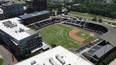Durham Bulls Atletizm Parkı Beyzbol Stadyumu, Kuzey Carolina ABD. Güneşli günde arazi ve binaların hava görüntüsü, Yörünge Drone 4k