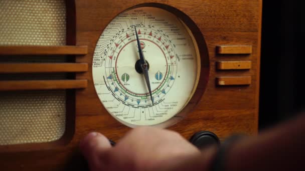 Винтажное Радио 1950 Годов Включение Поиск Станции Игл Пойнтер Close — стоковое видео