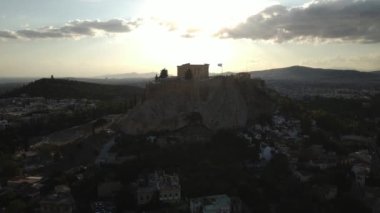 Akropolis ve Atina 'nın Üzerinde Günbatımının Hava Görüntüsü, Yunanistan, İHA 4K