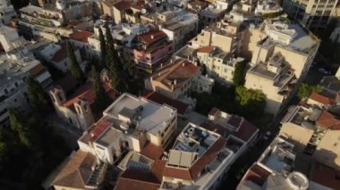 Atina, Yunanistan, Şehir Merkezi Mahallesi ve Yunan Parlamentosu Binası Altın Saat Gün Işığında Görünüyor, 4K İHA Atışını Açığa Çıkarttı