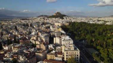 Atina şehir merkezi, Yunanistan, Havadan Görünüm, Binalar, Yunan Parlamentosu Parkı ve Lycabettus Tepesi Yaz Akşamı İnsansız Hava Aracı 4k