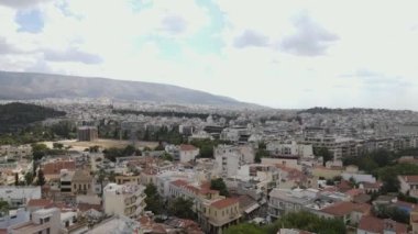 Atina, Yunanistan. Şehir merkezindeki konutların insansız hava görüntüsü ve Skyline 4k