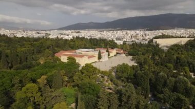Atina 'daki Ulusal Bahçedeki Zappeion Salon Konferans Merkezi' nin Hava Görüntüsü, Yunanistan 4k