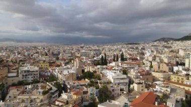 Atina şehir merkezi, Yunanistan, Binaların Havadan Görünümü Bulvar Yoğun Akşam Trafiğini Gösteriyor, İHA 4K 'yı Kuruyor