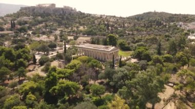 Atina Antik Agora 'nın Hava Görüntüsü, Roma Forum Tapınağı Arkaplanda Kaldı ve Akropolis, Yunanistan 4k