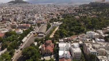 Thissio Metro İstasyonu ve Atina Antik Agora 'nın Şehir Merkezi Mahallesindeki Hava Görüntüsü, İHA 4k' yi vurdu