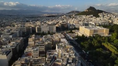 Atina şehir merkezi, Yunanistan. Sunny Summer Afternoon 'da Parlamento Binası, Syntagma Meydanı ve Sokak Trafiği Hava Görüntüsü, Drone 4k