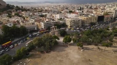 Atina şehir merkeziyle Hadrian Kemeri ve Akropolünün Hava Görüntüsü Yunanistan Günlük Trafik, Harabeler ve Modern Şehir Yoğun, İHA Vuruşunu Açığa Çıkarttı