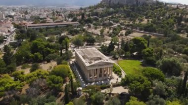 Atina, Yunanistan 'daki Antik Agora' daki Hephaestus Tapınağı. Sunny Summer Day 4k 'te Roma Forum Tarihi Havadan Görünümü