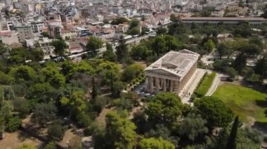 Atina, Yunanistan 'daki Antik Agora' daki Hephaestus Tapınağı. Sunny Summer Day 4k 'te Eski Forum Tarihi Hava Görüntüsü