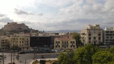 Atina Akropolü. Yunanistan. Antik Şehir Simgesi ve Şehir Merkezi Binaları 'nın Altın Saat Gün Işığında Hava Görüntüsü, İHA 4K' yı kuruyor