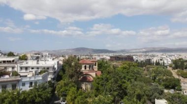 Atina, Yunanistan 'ın Thissio semtindeki Ortodoks Kilisesi, İHA Hava İndirme Manzarası 4k
