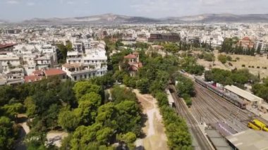 Thissio, Atina, Yunanistan 'daki Aziz Athanasios Kilisesi' nin Hava Görüntüsü 4K