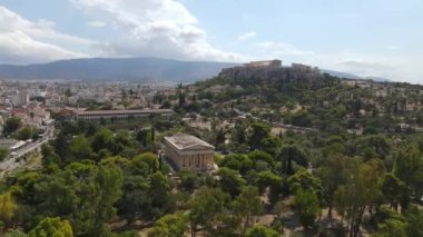 Atina, Yunanistan. Hephaestus Tapınağı, Antik Agora ve Akropolis 'in hava görüntüsü, İHA 4k