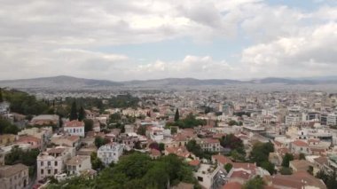 Atina Şehir Merkezi Mahallesi, Yunanistan 'ın havadan görünüşü. İkametgah Binaları, Cityscape Skyline Bulutlu Yaz Günü, Drone Shot 4k