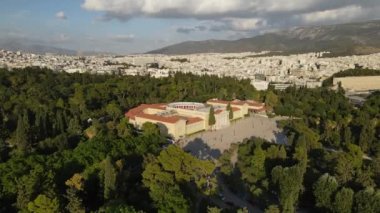 Zappeio Hall Konferans Merkezi, Atina, Yunanistan. Sunny Day 4k 'te İHA İnşaat ve Yeşil Park Görünümü