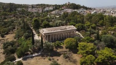  Atina, Yunanistan 'daki Antik Agora' daki Hephaestus Tapınağı 'nın Havadan Bakışı. Sunny Summer Day 4k 'te Eski Forum Tarihi