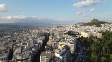 Atina şehir merkezi, Yunanistan. Sunny Summer Day 4k 'te Yunan Parlamento Binalarıyla Merkez Mahallenin Hava Görüntüsü