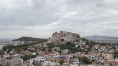 Atina Akropolü, Yunanistan. Drone Hava Görüntüsü, Antik Kale Kalesi Bulutlu Gün 4k 'de kalıntılar ve şehir manzarası
