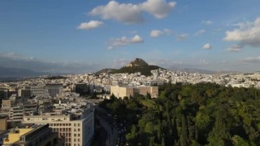 Yunan Parlamentosu 'nun Hava Görüntüsü, Atina' daki Yunan Ulusal Meclisi Binaları Güneşli Gün Kenti, İnsansız Hava Aracı 4k