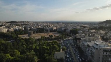Olympian Zeus Tapınağı ve Orta Atina Mahallesi, Yunanistan. Drone Hava Görüntüsü 4k