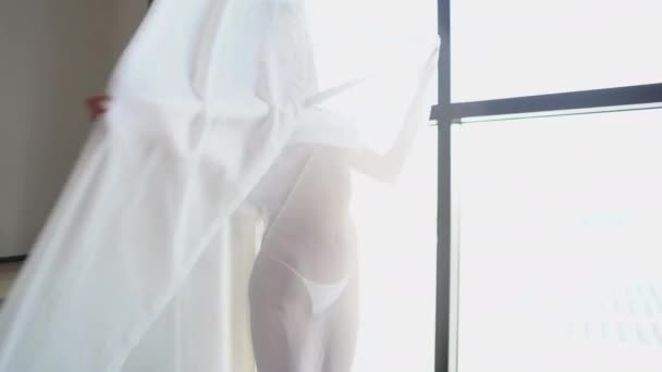 Sexy Azji Kobieta Bielizna Zabawy Zasłona Przez Okno Jasne Rano — Wideo stockowe