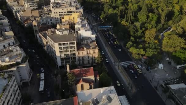 アテネ ギリシャ ダウンタウンの忙しい夜のトラフィックの空中ビュー ギリシャ議会ビルと緑の庭園公園を明らかに ドローンショット4K — ストック動画