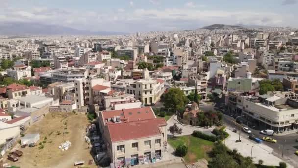 阳光明媚的夏日 雅典市中心住宅区 住宅和街道交通的空中景观 无人机拍摄4K — 图库视频影像