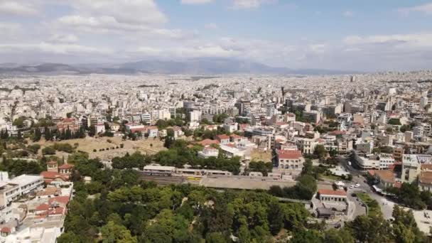 アテネ ギリシャ ケラミコスとヴォタニコスの空中ビュー晴れた夏の日に住宅街4K — ストック動画