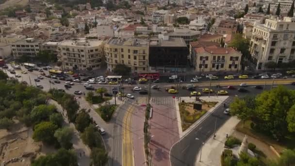 アテネ ギリシャ ダウンタウンの街の交通 建物やアクロポリス神殿の空中ビュー ドローンショット4Kの確立を明らかに — ストック動画