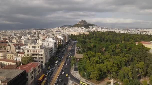 Vista Aérea Del Centro Atenas Grecia Tráfico Urbano Edificios Jardín — Vídeo de stock