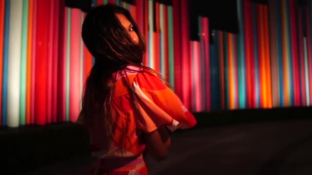 性感的拉美人摆设相机 玩头发 在夜灯下跳舞 近距离观察慢镜头 — 图库视频影像